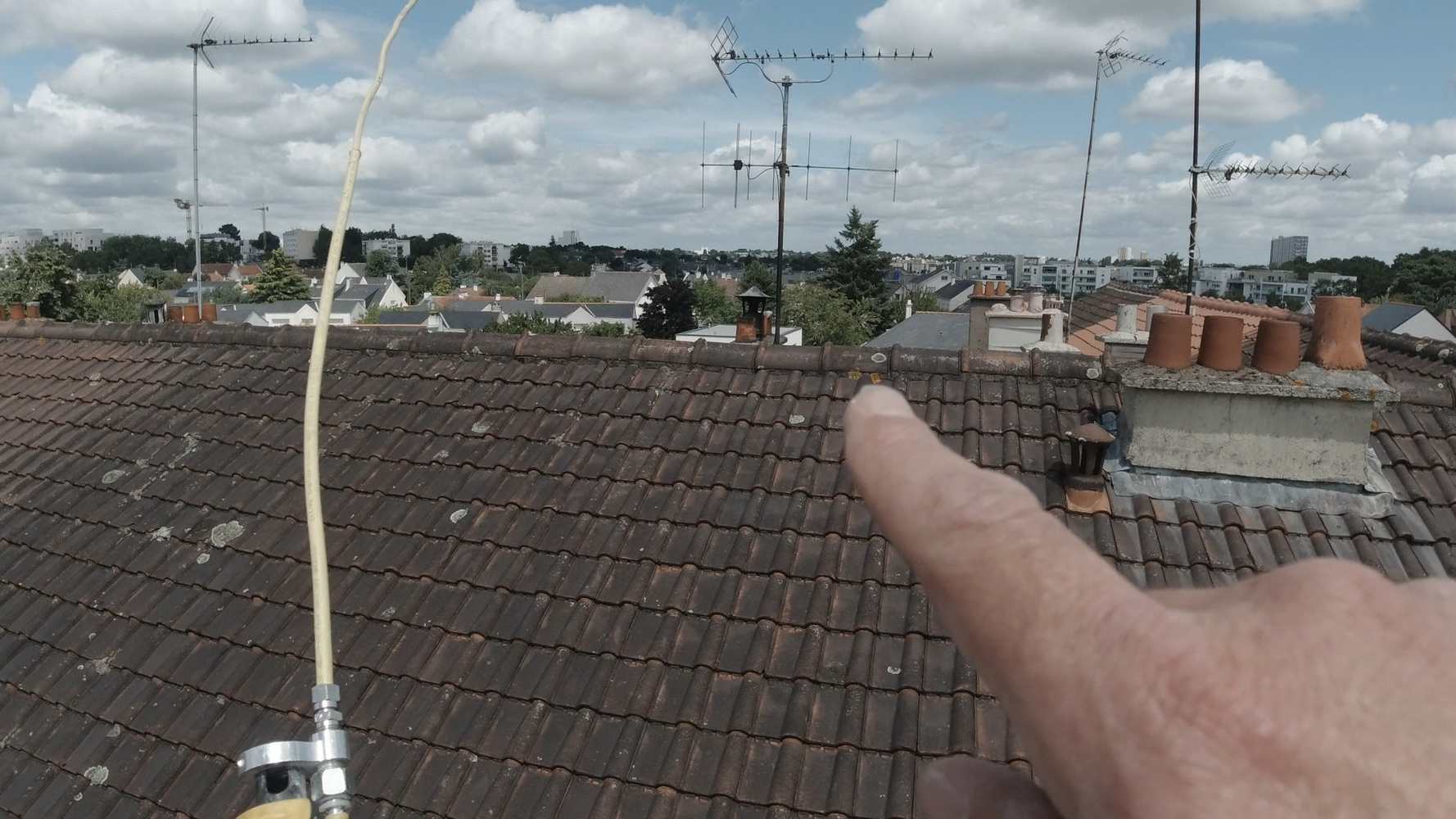 Nid de frelons en cheminée, intervention avec nacelle St Herblain (ouest de Nantes) Experts